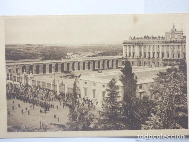 Postales: Madrid ,palacio real , la parada - Foto 1