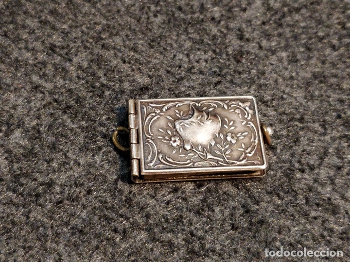 Postkarten: Antigua cajita met&aacute;lica con postales de El Escorial en miniatura. 2,5 x 2 cms.