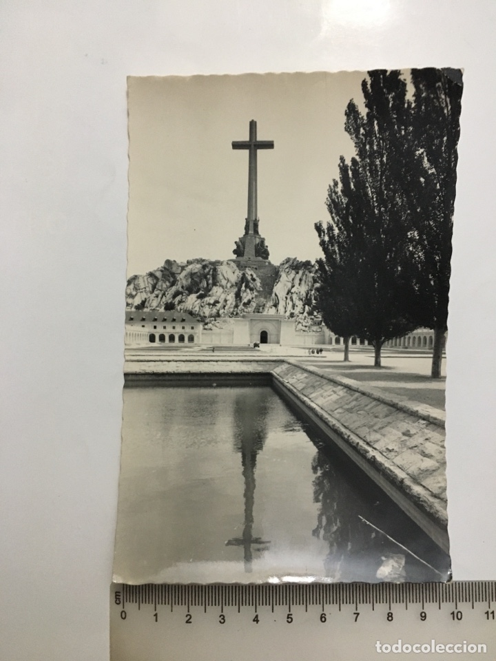 Postcards: POSTAL. VALLE DE LOS CA&Iacute;DOS. VISTA DE LA CRUZ DESDE LA HOSPEDER&Iacute;A. PATRIMONIO NACIONAL. H. 1960?.