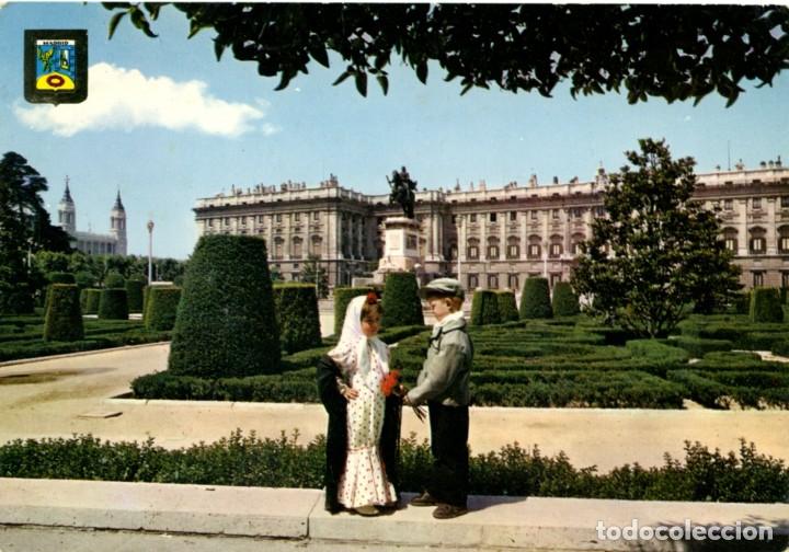 Cartoline: N&ordm; 149-MADRID. Palacio Real y parejita t&iacute;pica. Circulada en 1968. Ed. DOM&Iacute;NGUEZ