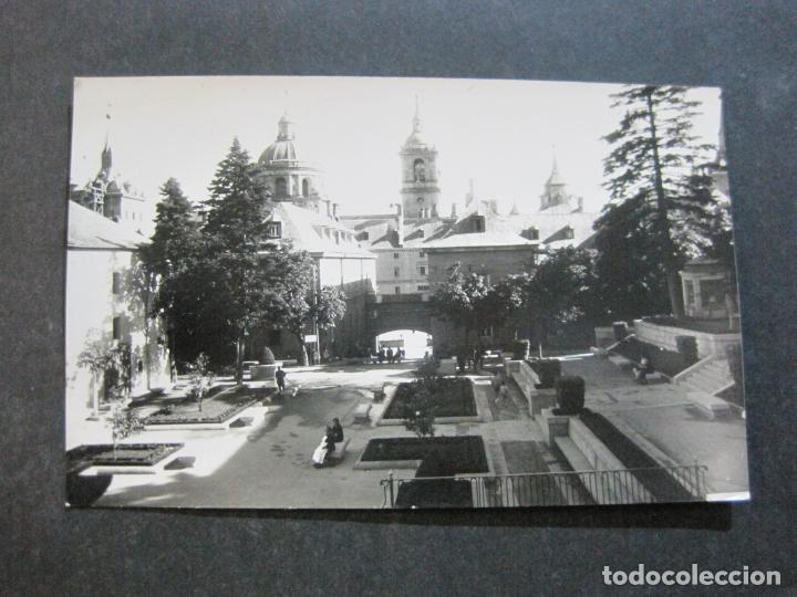 Postales: MONASTERIO DEL ESCORIAL-PLAZA-ARCHIVO ROISIN-FOTOGRAFICA-POSTAL ANTIGUA-(72.434)