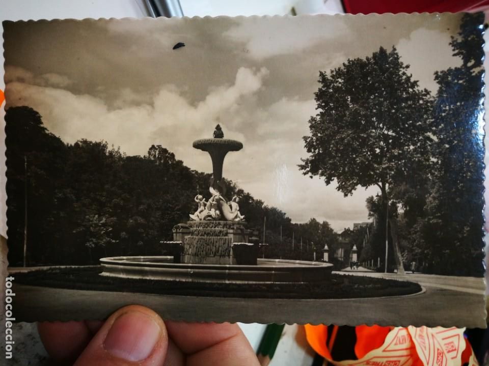 Postales: Postal M&aacute;drid Parque del Retiro Fuente de los Gal&aacute;pagos N 27 GARCIA GARRABELLA 1952 Escrita