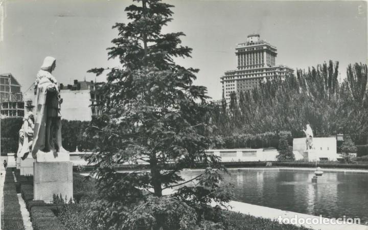 Cartoline: N&ordm; 9-MADRID. Jardines de Sabatini, al fondo edificio Espa&ntilde;a. Circulada en 1963. ED. DOM&Iacute;NGUEZ