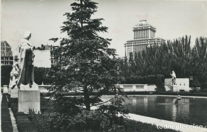 Postais: N&ordm; 9-MADRID. Jardines de Sabatini, al fondo edificio Espa&ntilde;a. Circulada en 1953. ED. DOM&Iacute;NGUEZ