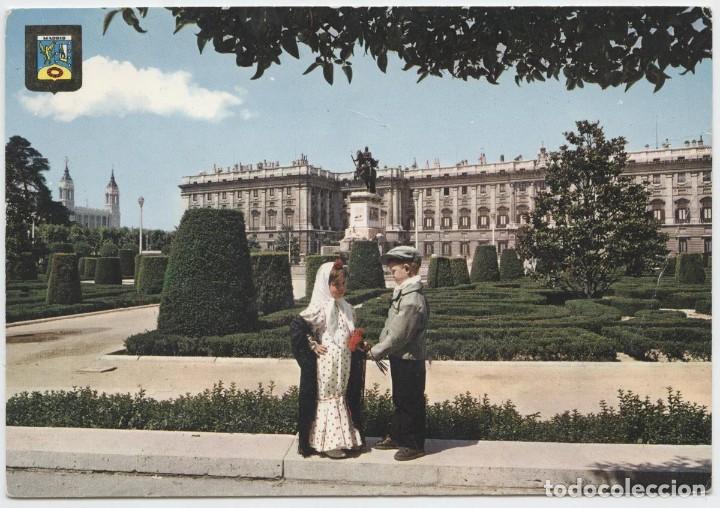 Cartes Postales: N&ordm; 149-MADRID. Palacio Real y parejita t&iacute;pica. Circulada en 1979. ED. DOM&Iacute;NGUEZ