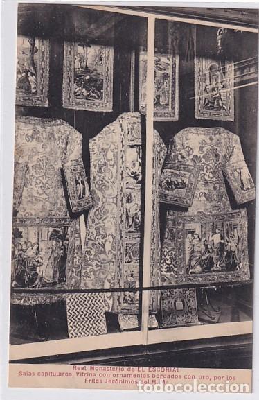 Postales: Real Monasterio de EL ESCORIAL Salas capitulares, vitrina con ornamentos bordados con oro por ...