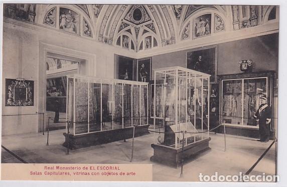 Postales: Real Monasterio de EL ESCORIAL Salas capitulares, vitrinas con objetos de arte.