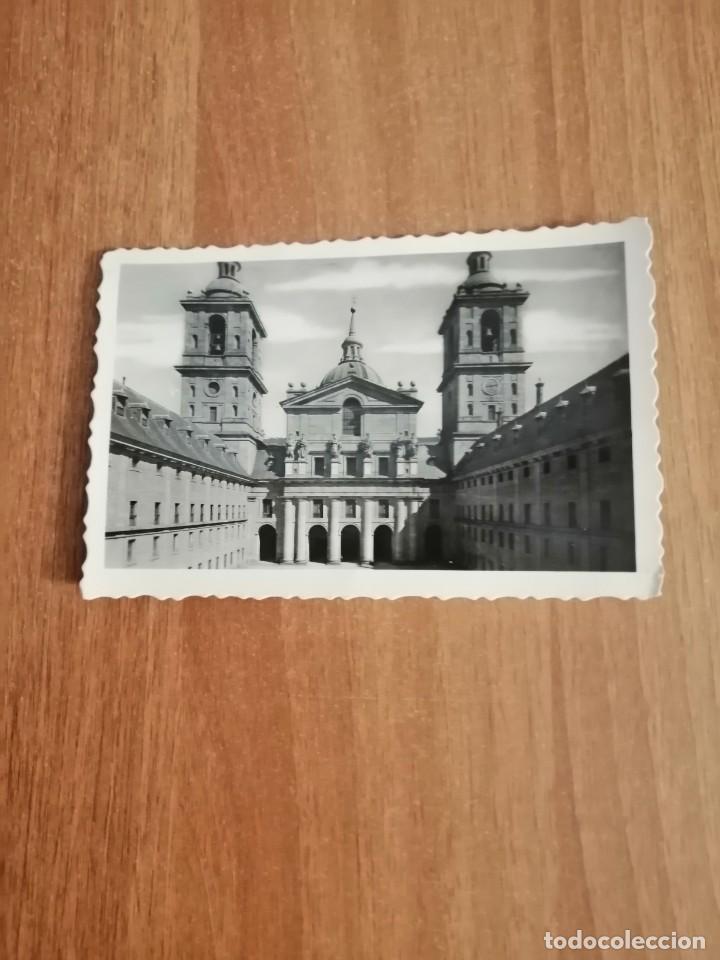 Cartes Postales: POSTAL MONASTERIO DEL ESCORIAL PATIO DE LOS REYES Y PORTADA DE LA IGLESIA CIRCULADA