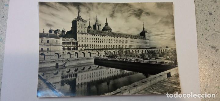 Cartes Postales: POSTAL ANTIGUA DE EL ESCORIAL VISTA DEL MONASTERIO DESDE EL JARDIN DE LOS FRAILES FOTO J. CEBOLLERO