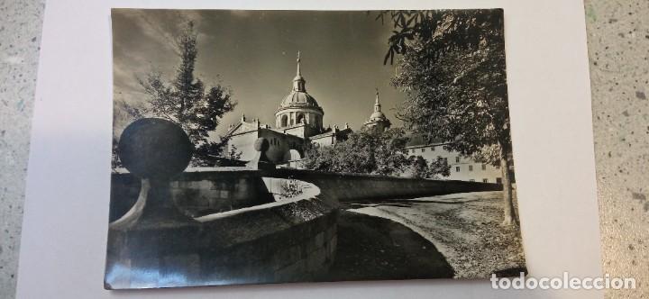 Cartes Postales: POSTAL ANTIGUA EL ESCORIAL SUBIDA AL MONASTERIO FOTO J. CEBOLLERO