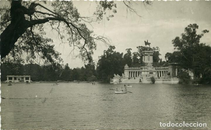 Cartoline: N&ordm; 25-MADRID. Estanque del Retiro y Monumento de Alfonso XII. Circulada en 1949. ED. M. ARRIBAS