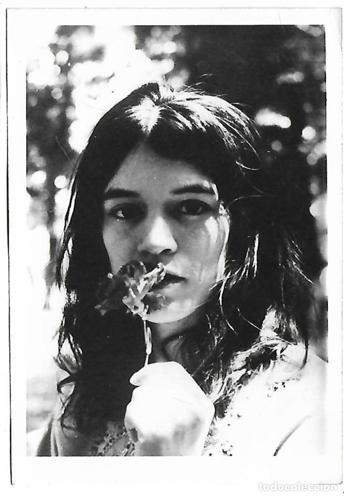 Postcards: 48010-BONITA FOTOGRAFIA ANTIGUA DE- UNA DAMA OLIENDO UNA FLOR - FOTO- - - - - -
