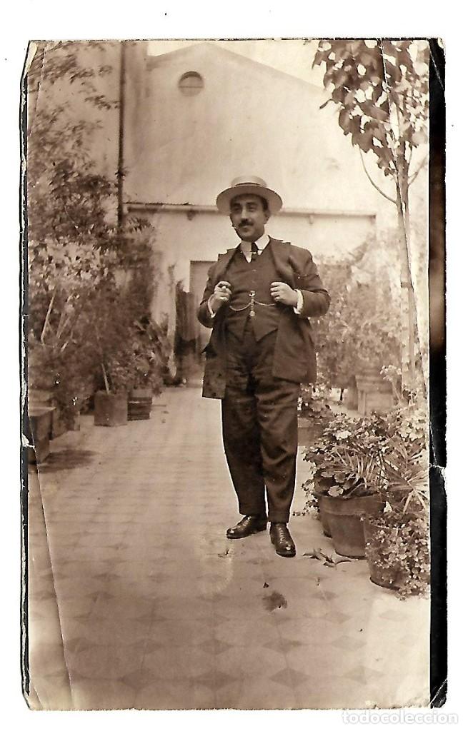Postcards: 48010-BONITA FOTOGRAFIA ANTIGUA DE- UN CABALLERO EN EL JARDIN - FOTO- - - - - -
