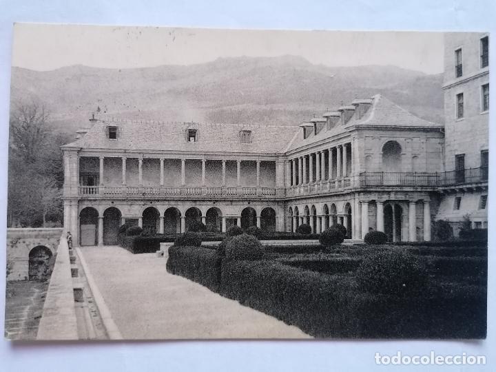 Postales: POSTAL SAN LORENZO DE EL ESCORIAL- GALERIA DE CONVALECIENTES Y JARDIN DE LOS FRAILES, CIRCULADA 1943