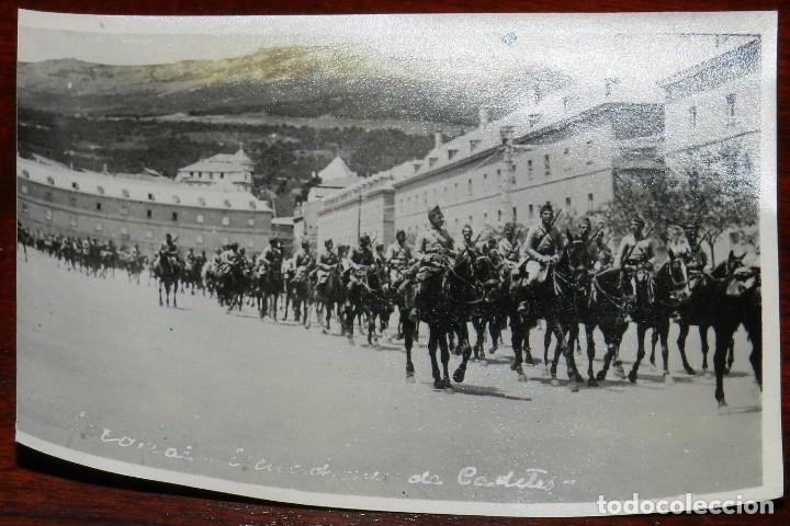 Postkarten: FOTOGRAFIA DE EL ESCORIAL, A&Ntilde;OS 20, ESCUADRON DE CADETES DE CABALLERIA DESFILANDO DELANTE DELMONASTE
