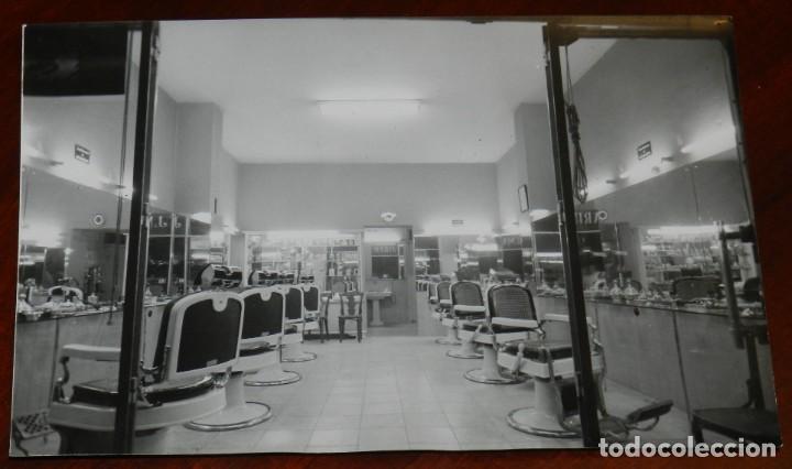 Postales: FOTOGRAFIA DE PELUQUERIA MARIN, BARBERIA, A&Ntilde;O 1963, MIDE 18 X 12 CMS.