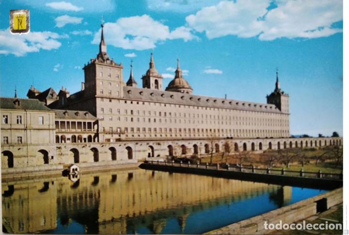 Postais: El Escorial. 34 Vista del Monasterio desde el Jard&iacute;n de los Frailes. Escudo de Oro. Nueva. Color