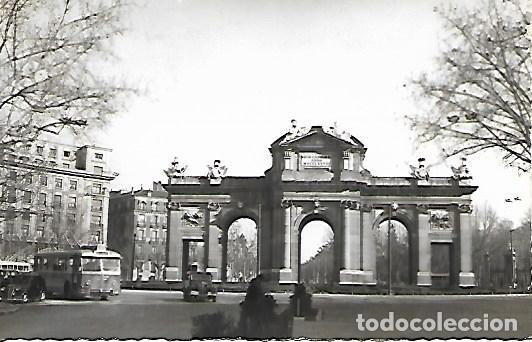 Postales: MADRID - 110. PUERTA DE ALCAL&Aacute; - CIRCULADA - Foto 1
