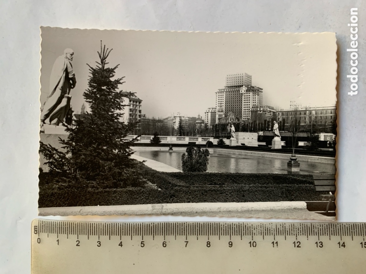 Postales: POSTAL. MADRID. JARDINES DE PALACIO Y EDIFICIO DE LA PLAZA DE ESPA&Ntilde;A. DOM&Iacute;NGUEZ. - Foto 1