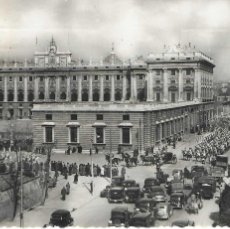 Postales: MADRID - PALACIO REAL: PLAZA DE LA ARMERÍA - HELOTIPIA ARTÍSTICA ESPAÑOLA - CIRCULADA 1953