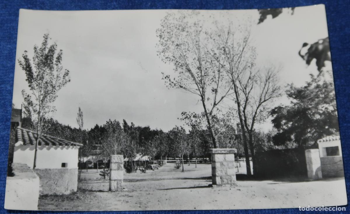 Postkarten: Entrada a la piscina - Soto del Real - Foto R. Nu&ntilde;&eacute;z (1957) &iexcl;Postal sin circular!