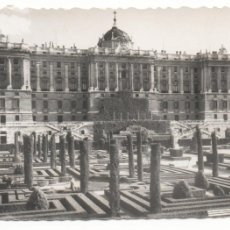 Postales: MADRID- JARDINES DE SABATINI Y PALACIO NACIONAL-CIRCULADA-