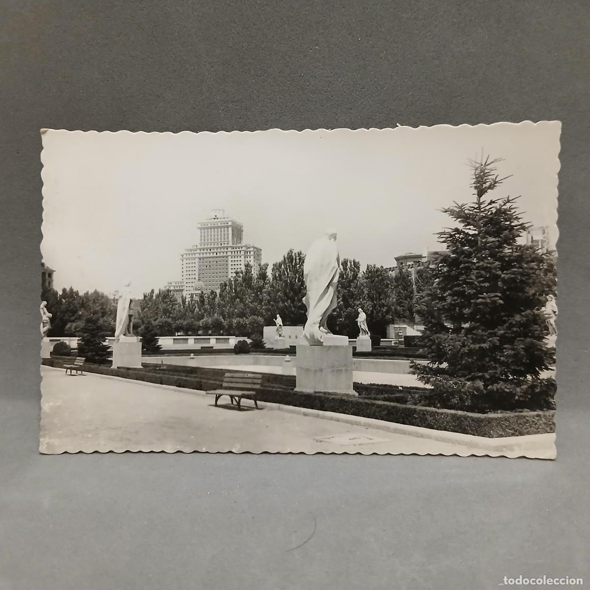 Postales: MADRID. Jardines de Palacio y Edificio Espa&ntilde;a. Dom&iacute;nguez - Foto 1