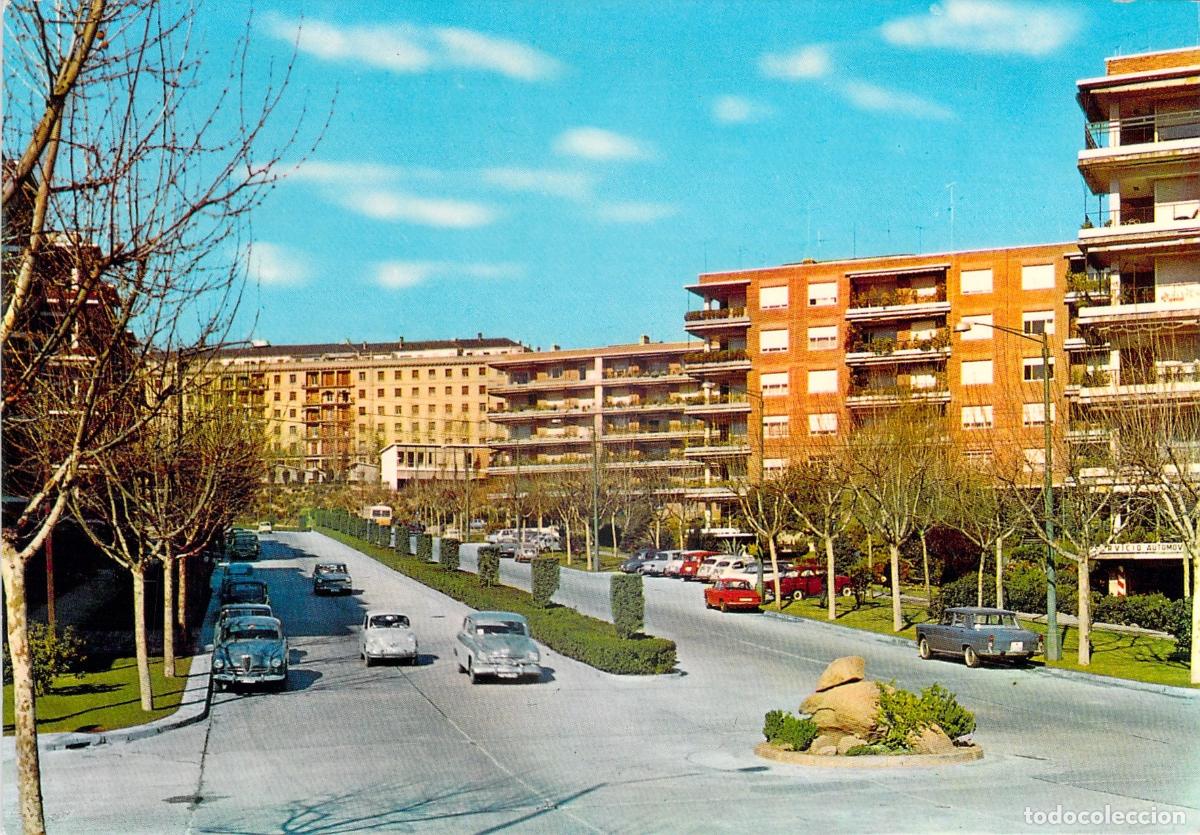 Postales: Postal de Madrid, Barrio del Ni&ntilde;o Jes&uacute;s con Coches de &Eacute;poca