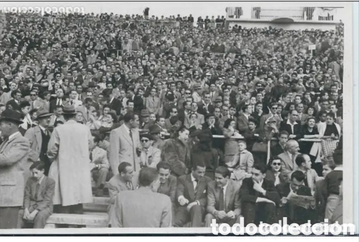 Postales: MADRID - EN EL CAMPO DE F&Uacute;TBOL BERNAB&Eacute;U (REAL MADRID) - LARRALDE FOT&Oacute;GRAFO