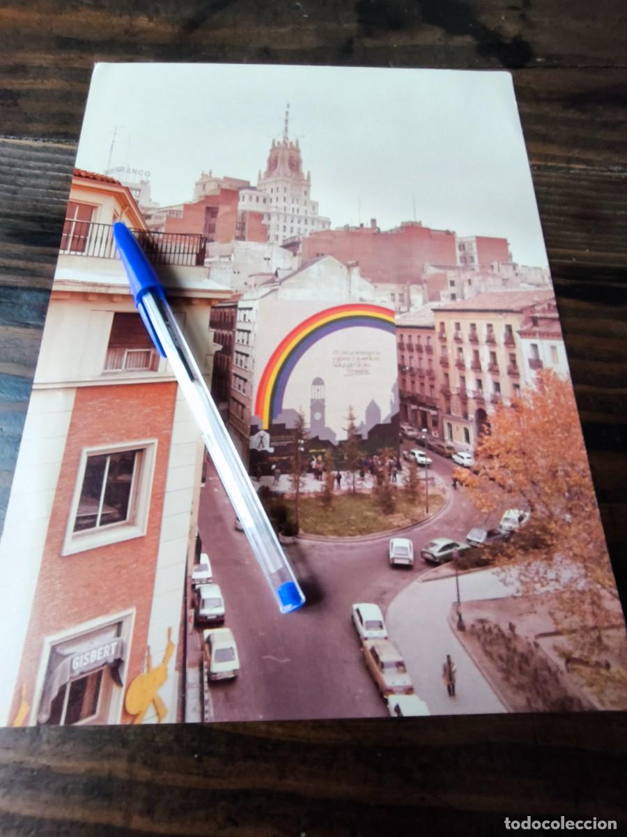 Postales: 6 DIC 1982 - INAGURACI&Oacute;N DEL MURAL DEL ARCOIRIS DEDICADO A LA PAZ EN LA PLAZA DEL CARMEN DE MADRID