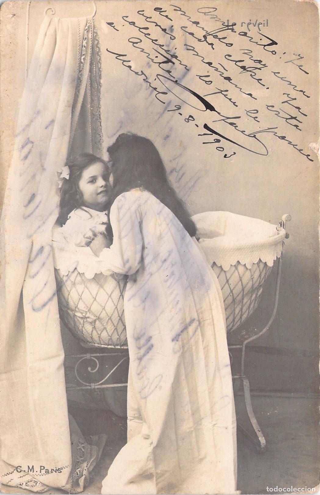 Postales: Tarjeta Postal Antigua Ni&ntilde;a junto a una Cuna con Dosel