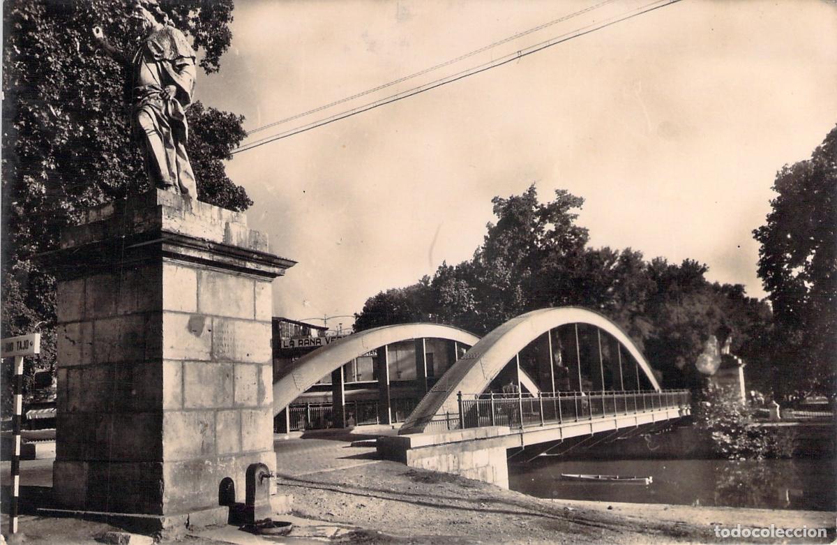 Postales: Postal de Aranjuez: Vista del Puente Colgante y Estatua Monumental