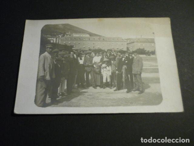 Postales: SAN LORENZO DE EL ESCORIAL MADRID GRUPO EN LA LONJA POSTAL FOTOGRAFICA