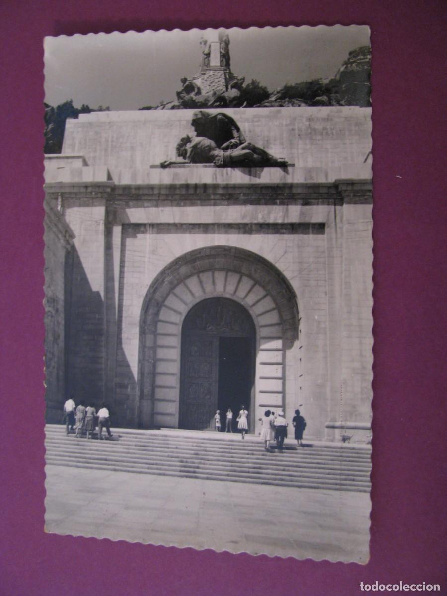 Postales: POSTAL FOTOGRAFICA. SANTA CRUZ DEL VALLE DE LOS CAIDOS. ENTRADA A LA CRIPTA. DARVI.