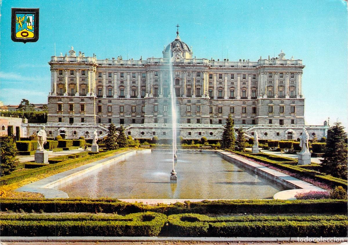 Postales: Postal del Palacio Real de Madrid con Fuente y Jardines