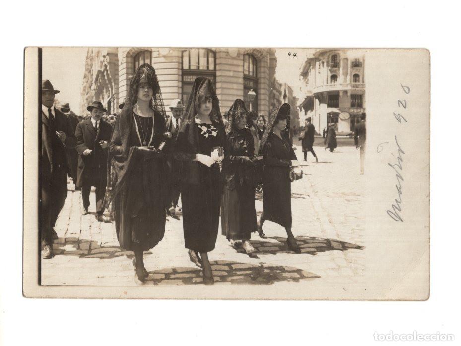Postales: MADRID.- LAS MANOLAS DE SEMANA SANTA. UNA TRADICI&Oacute;N DEL SIGLO XVIII, QUE PERDURA HASTA NUESTROS D&Iacute;AS