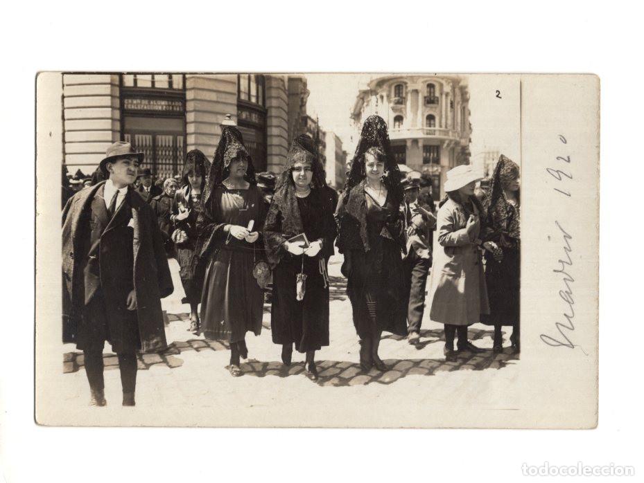 Postales: MADRID.- LAS MANOLAS DE SEMANA SANTA. UNA TRADICI&Oacute;N DEL SIGLO XVIII, QUE PERDURA HASTA NUESTROS D&Iacute;AS