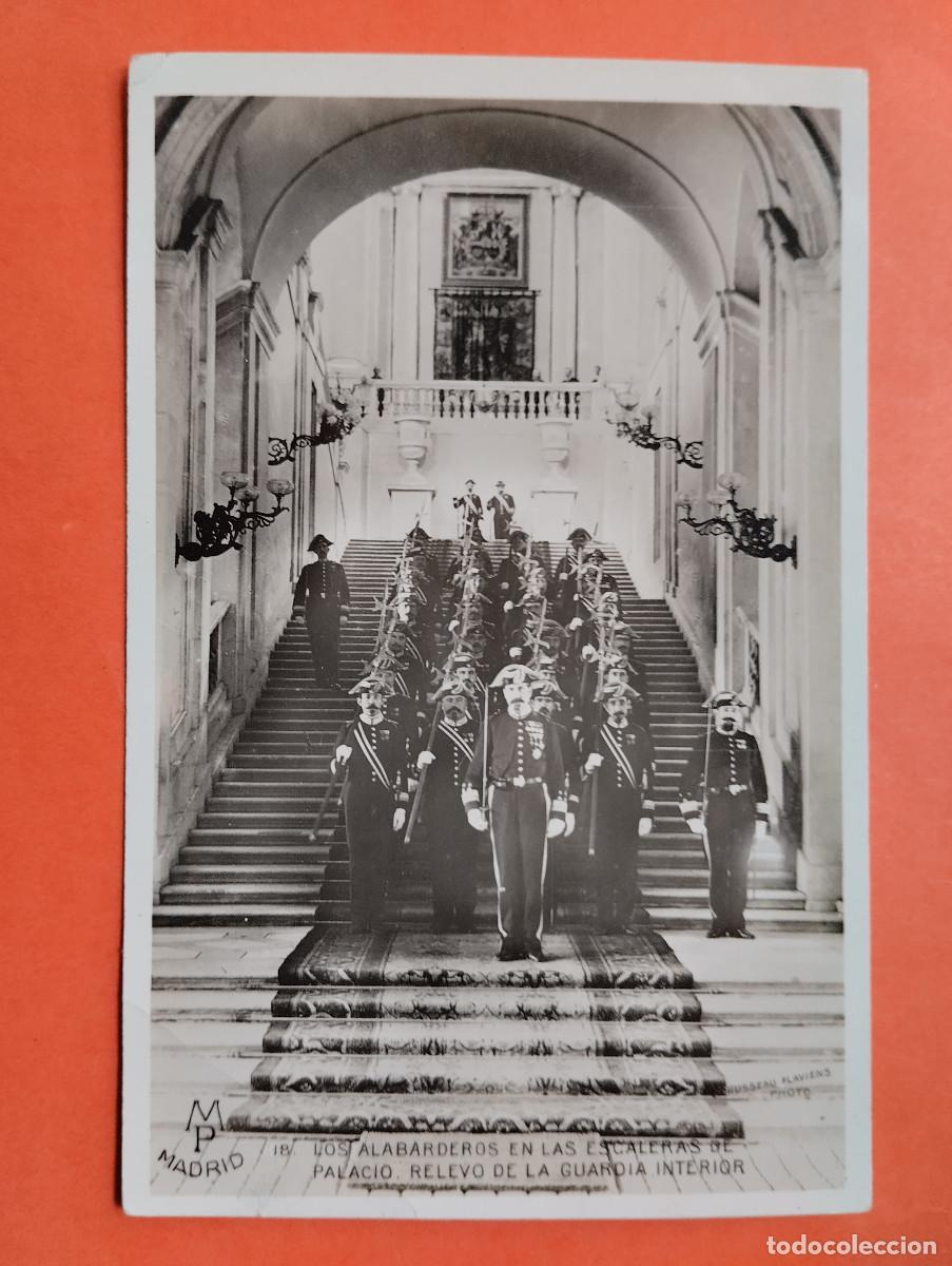 Postales: POSTAL FOTOGRAFICA. ALABARDEROS EN LAS ESCALERAS PALACIO RELEVO GUARDIA INTERIOR. MP. MADRID.