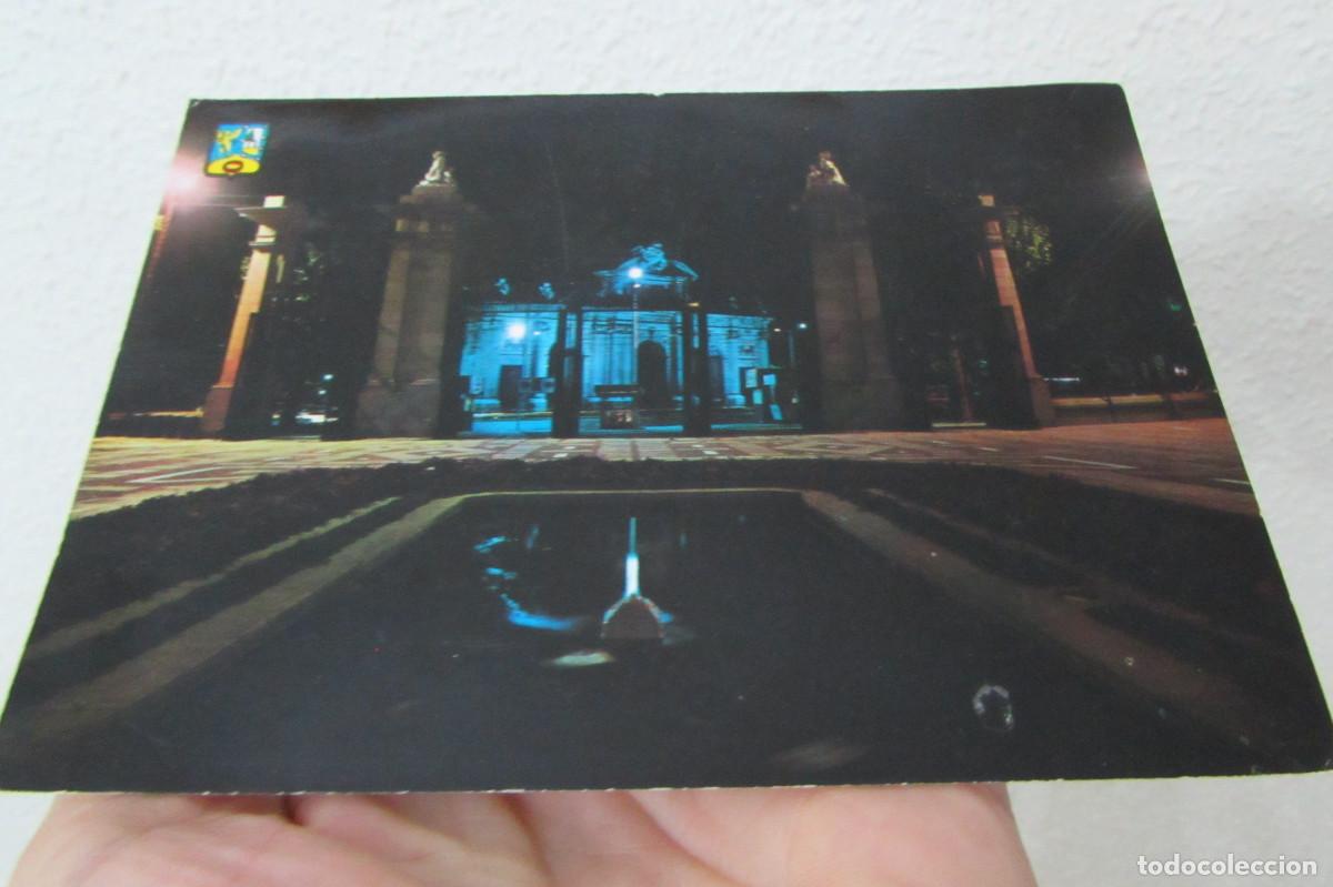 Postales: 104 MADRID PUERTA DE ALCALA DESDE EL PARQUE DEL RETIRO VISTA NOCTURNA CIRCULADA