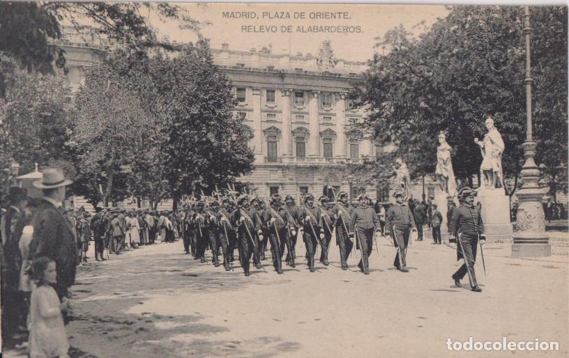 Postales: MADRID, PLAZA DE ORIENTE, RELEVO DE ALABARDEROS &ndash; FOTOTIPIA DE HAUSER Y MENET &ndash; S/C