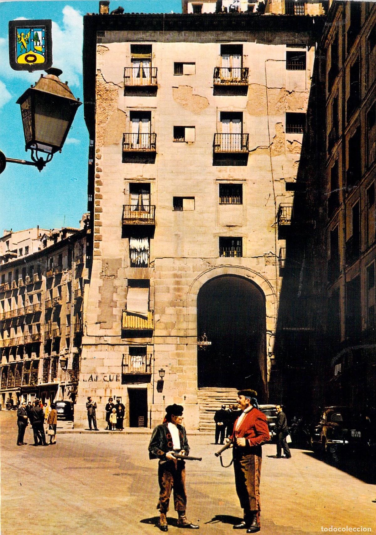 Postales: Postal de Madrid Arco de Cuchilleros con Personajes en Trajes T&iacute;picos