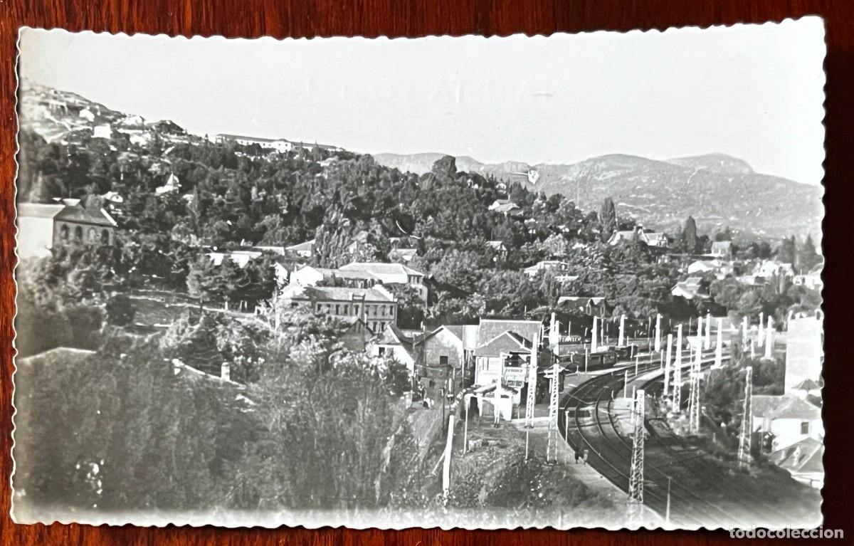 Postales: FOTO POSTAL DE CERCEDILLA (MADRID) ESTACION, BAZAR DE LA SIERRA, CIRCULADA EN 1955