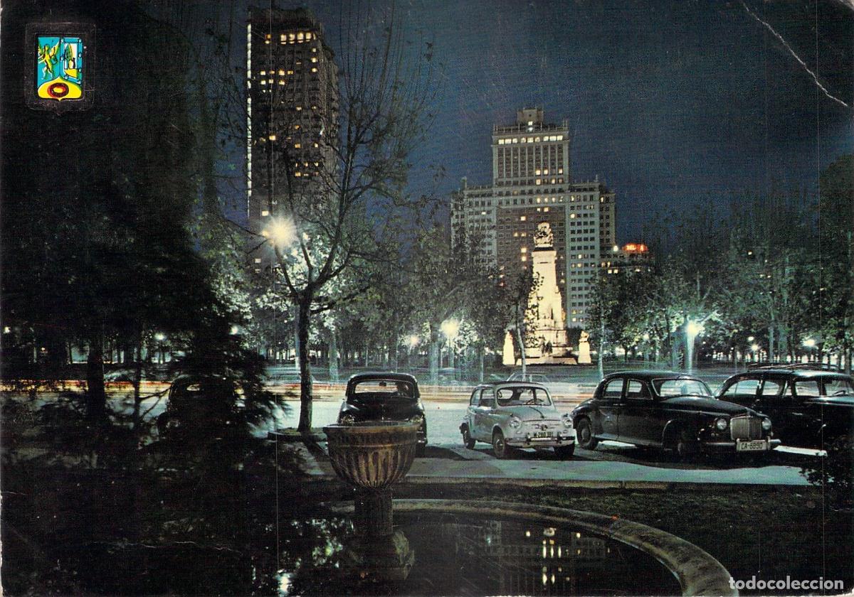 Postales: Postal de la Plaza de Espa&ntilde;a de Madrid en vista nocturna con coches antiguos