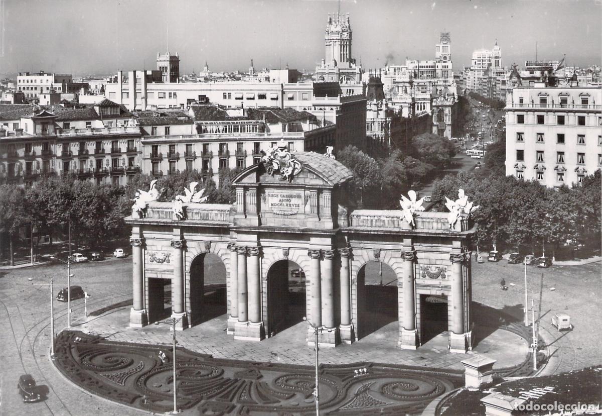 Postales: Postal Puerta de Alcal&aacute; y Vista de Madrid