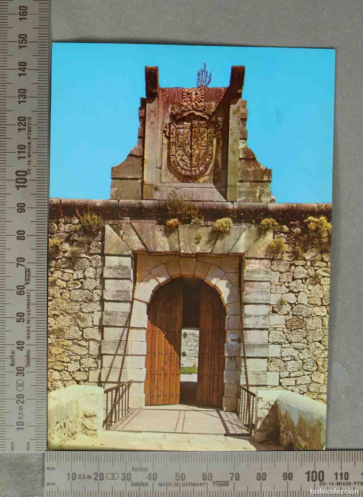 Postales: POSTAL. Chinch&oacute;n - Castillo - Puerta de acceso con escudo