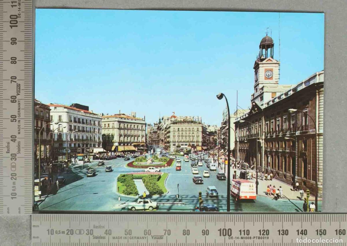 Cartoline: POSTAL. Madrid - Puerta del Sol - Vista a&eacute;rea con la Casa de Correos y tr&aacute;fico