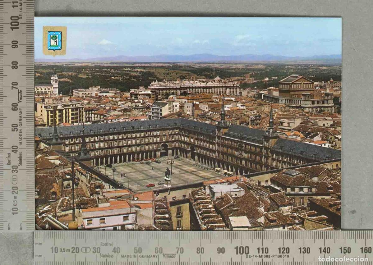 Postales: POSTAL. Madrid - Plaza Mayor y tejados con fondo Casa de Campo - Escudo de la Villa de Madrid