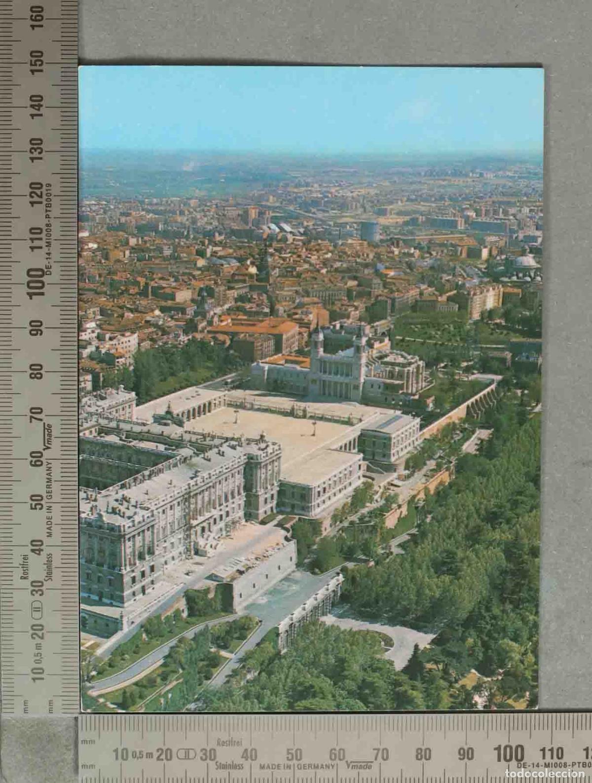 Postales: POSTAL. Madrid - Vista a&eacute;rea del Palacio Real y la Catedral de la Almudena