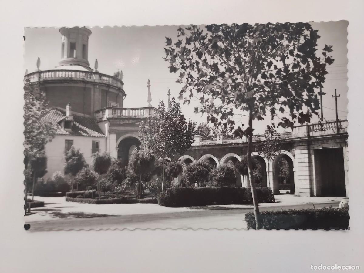 Postales: POSTAL ARANJUEZ IGLESIA DE SAN ANTONIO Y ARCOS. ESCRITA. DARVI. A&Ntilde;OS 1950. MADRID