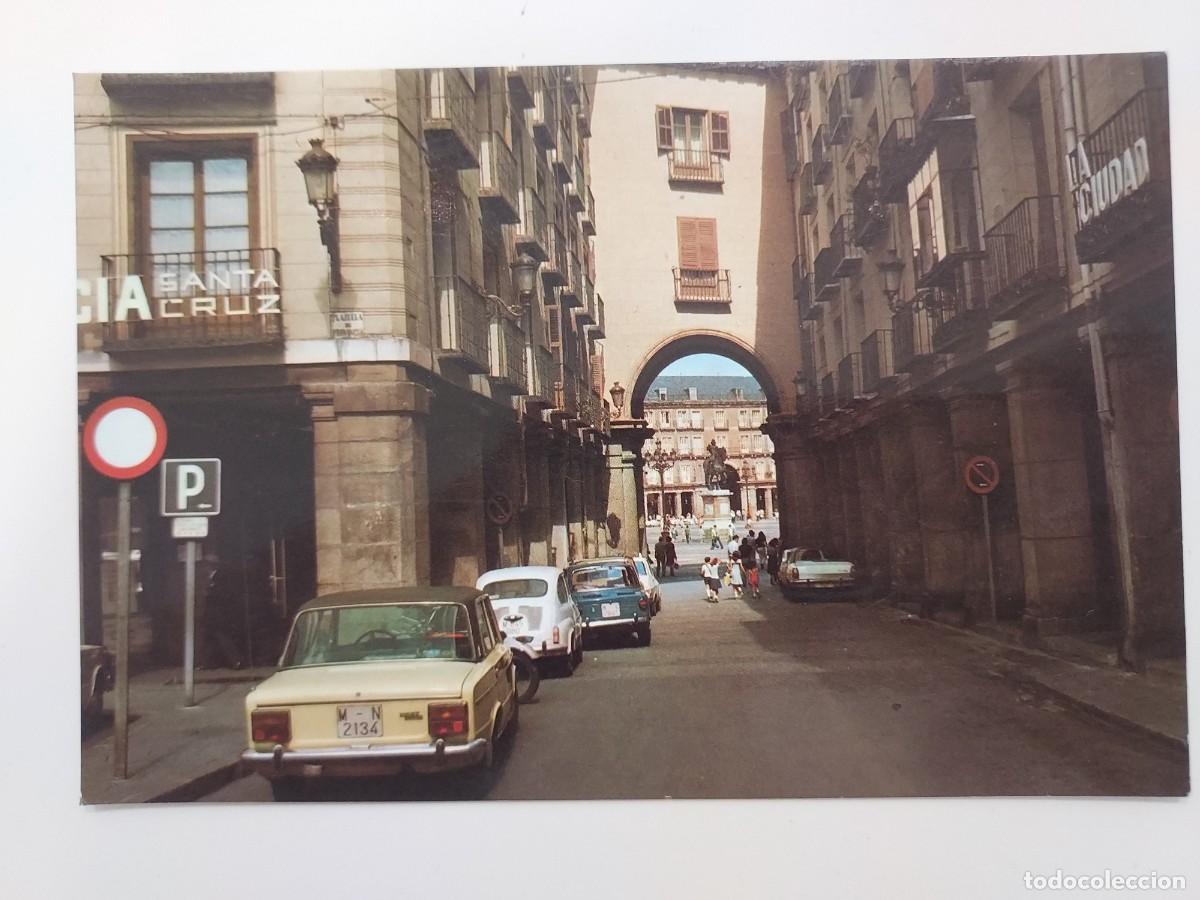 Postales: POSTAL MADRID PLAZA DE SANTA CRUZ AL FONDO PLAZA MAYOR. 1977. SIN CIRCULAR. SEAT 124 1430